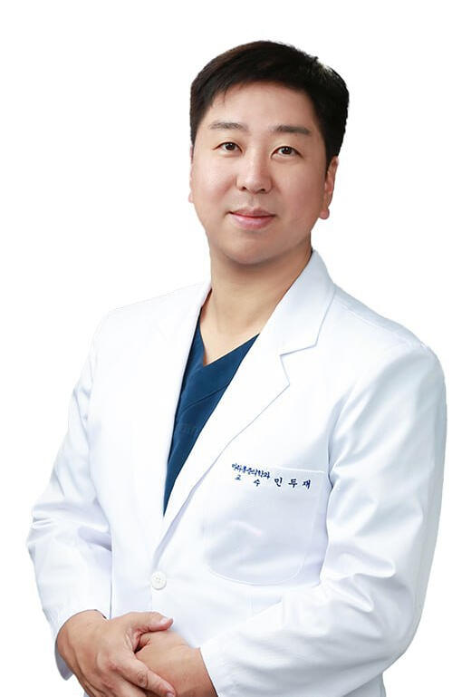 안녕하세요, 카나비노이드연구회 회장 민두재입니다. 카나비노이드는 건강과 의학에서 중요한 잠재력을 가진 분야입니다. 앞으로 연구회가 과학적 발전과 사회적 가치를 연결하는 다리가 되도록 최선을 다하겠습니다. 꾸준한 연구와 소통으로 대한민국 바이오 산업에 기여하는 연구회가 되겠습니다. 많은 관심과 응원 부탁드립니다.